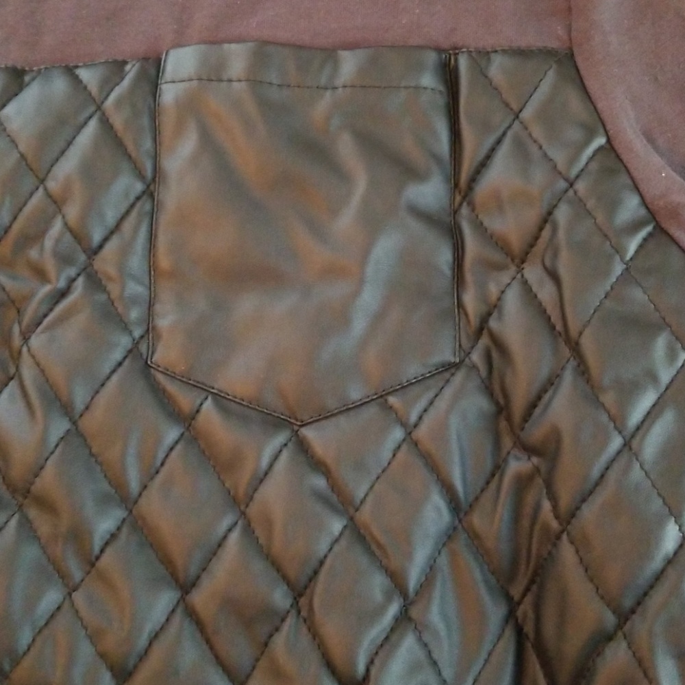 Black T-shirt with leather front pocket - Picture 2 of 6
